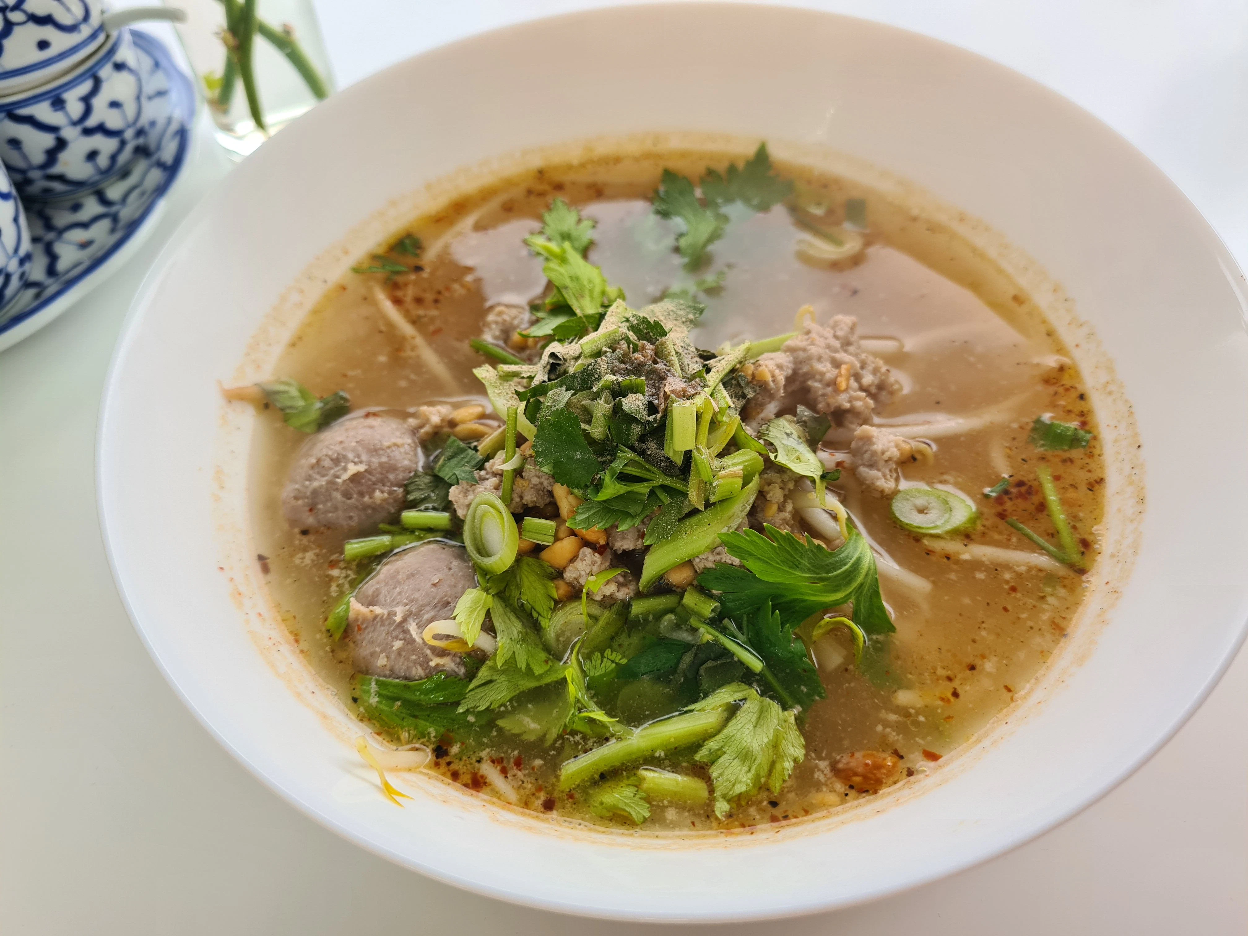 Guai-Tiew-Nam-Tom-Yum-Suppe mit Fleischbällchen