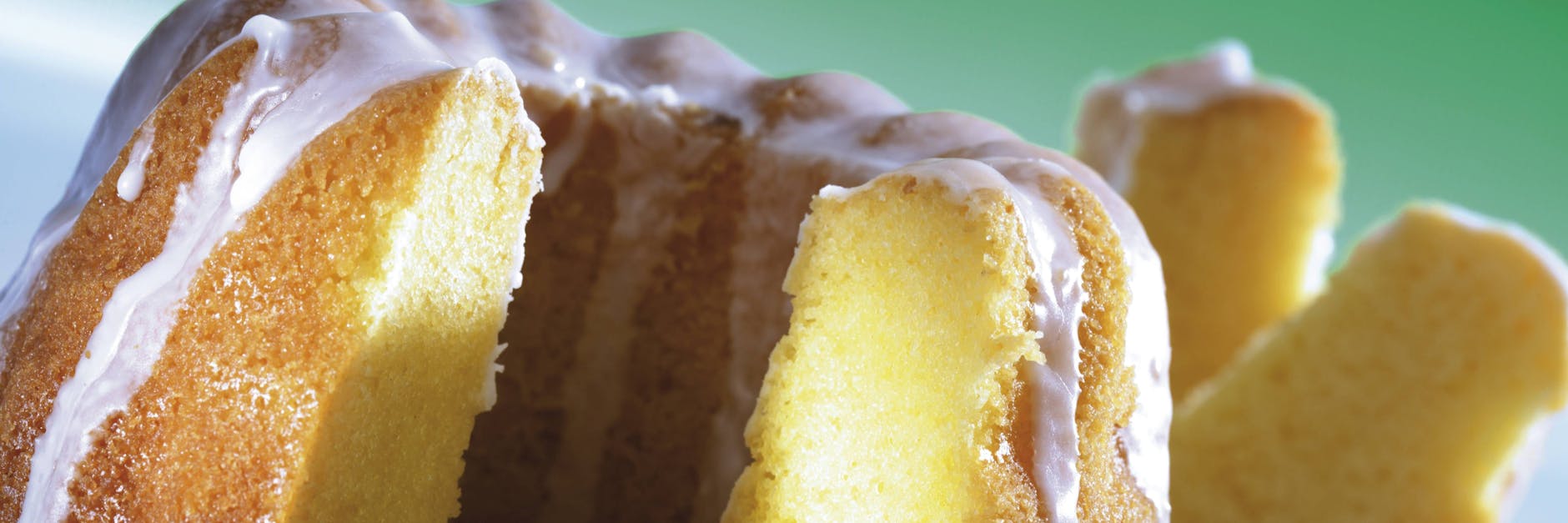 Der Zitronenkuchen ist saftig, lecker und schnell gemacht.