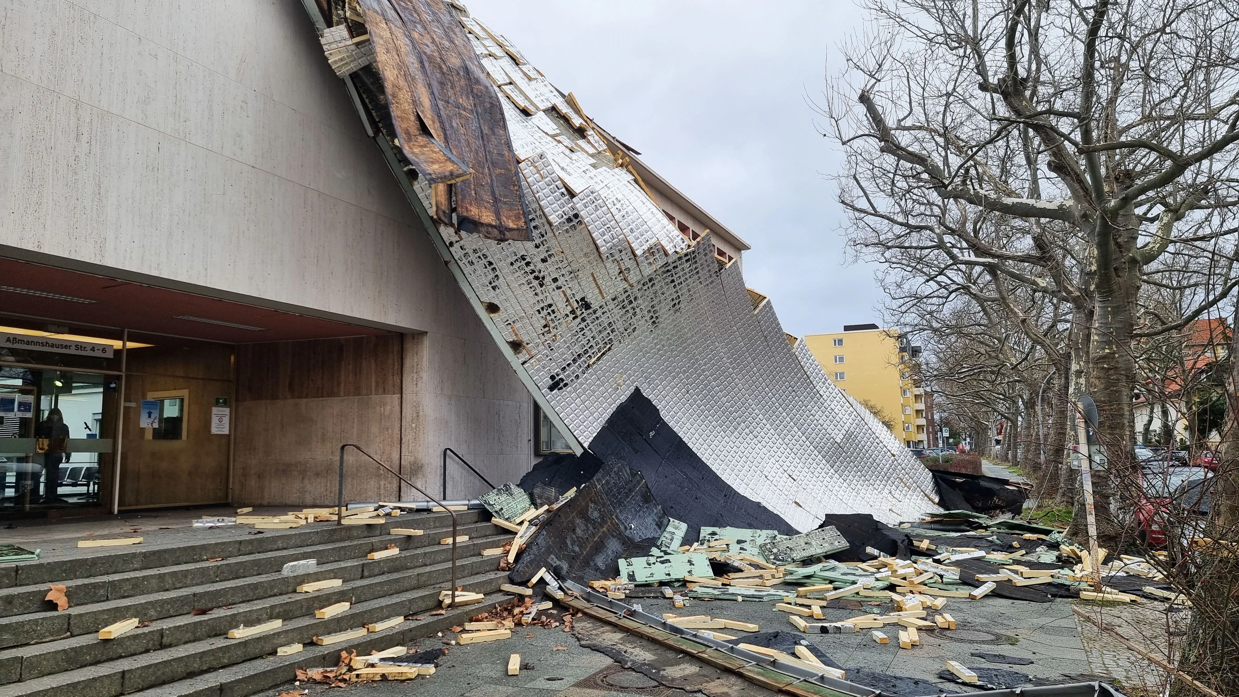 Sturmschäden in Berlin: So sah es am Donnerstag an der Charité-Zahnklinik aus.