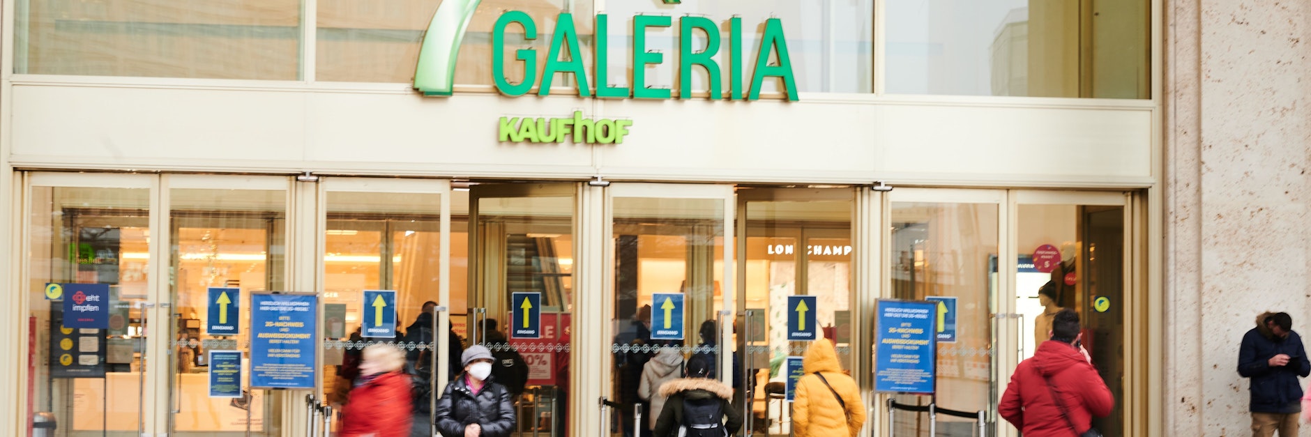 Menschen vor der Galeria Kaufhof am Alexanderplatz.