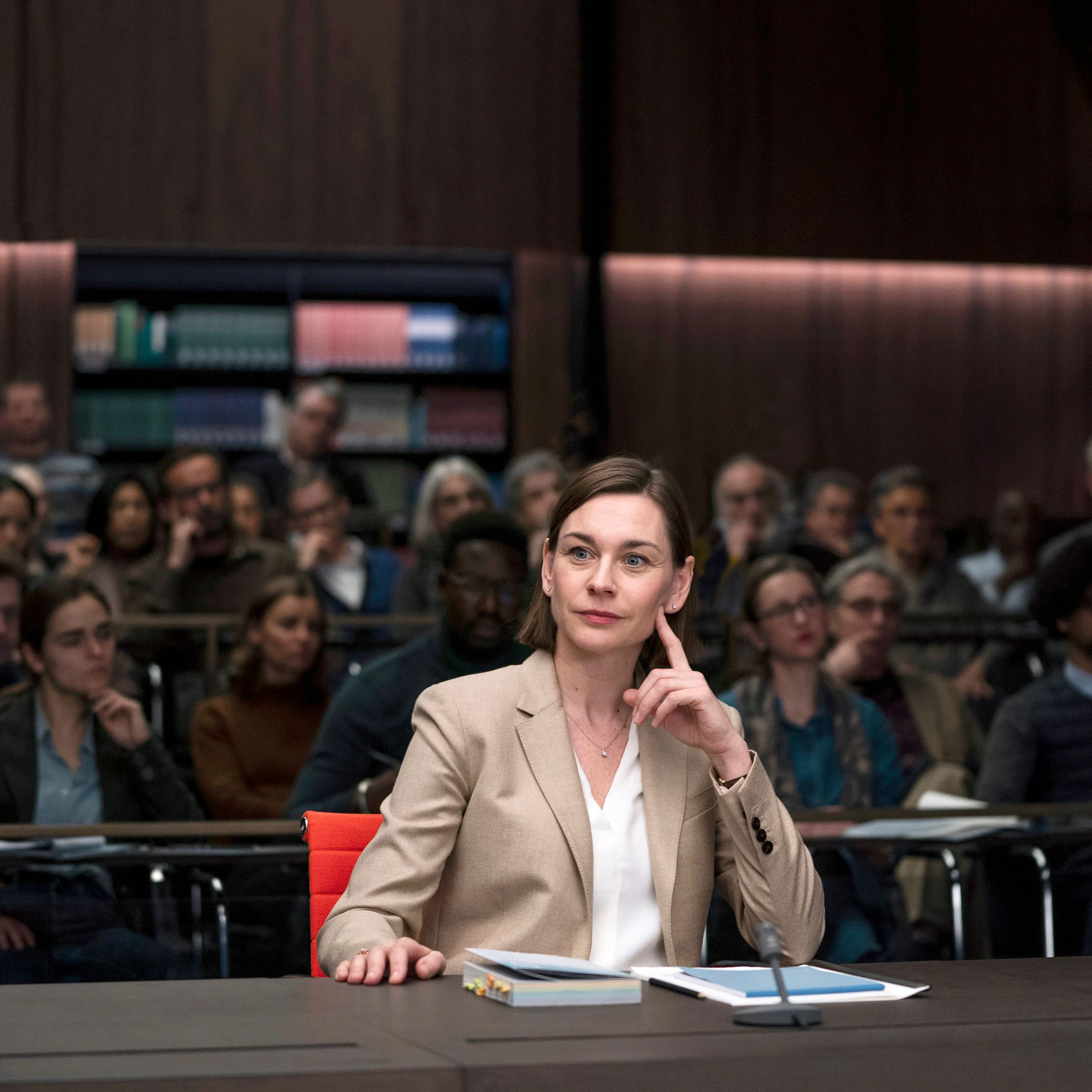 Der Film zur Debatte: In „Gott“ von Ferdinand von Schirach erklärt die Verfassungsrechtlerin Prof. Litten (Christiane Paul) die komplexe Rechtslage bei der Sterbehilfe. Zu dem Film gibt es umfangreiches Material in der ARD-Mediathek.