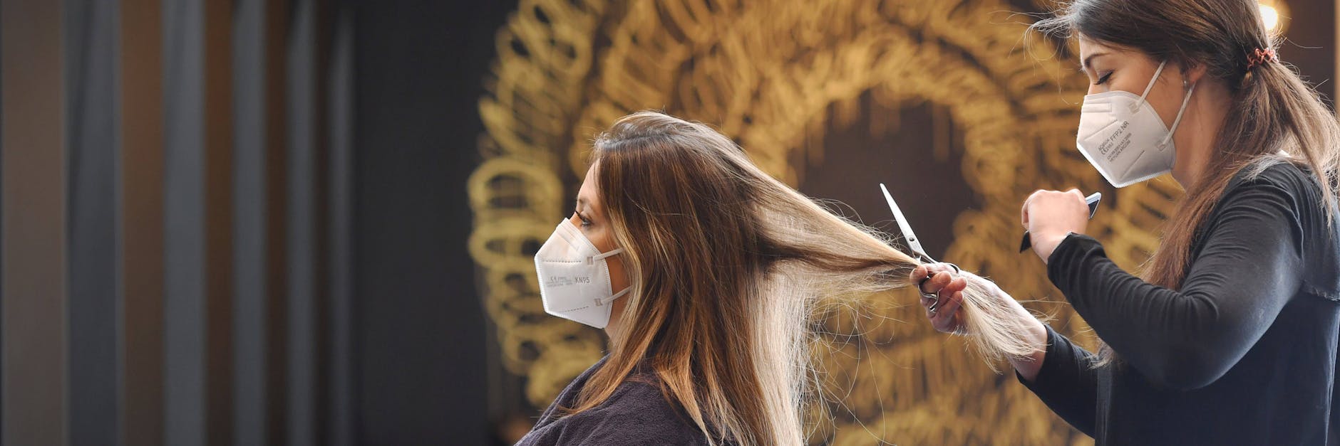 Haare schneiden geht in Berlin derzeit nur mit der 2-G-Regel.