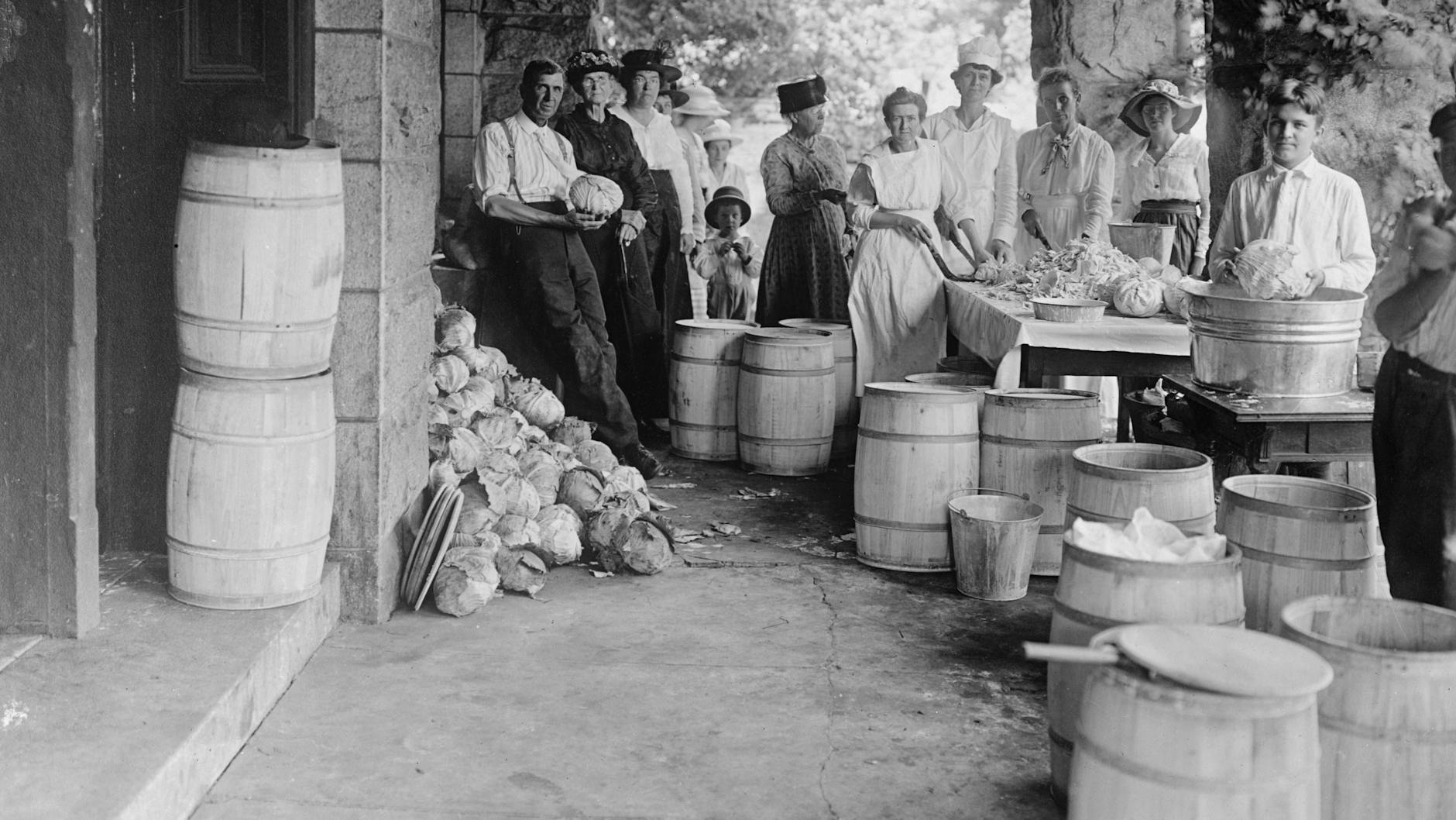 Um die Jahrhundertwende: Als noch nicht alle einen Eisschrank hatten, wurde auch schon industriell Sauerkraut geknetet.