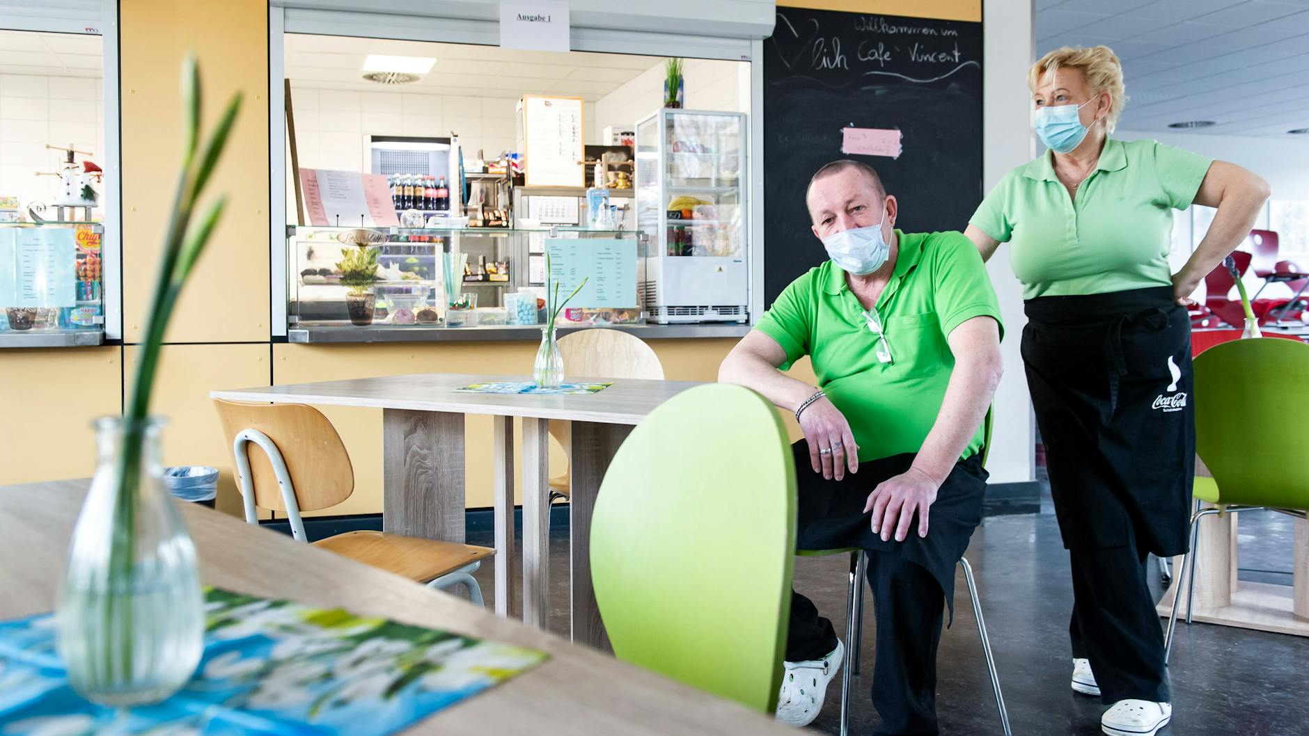 Betreiber-Paar Frank und Kerstin Matuszewski im neu eröffneten Café Vincent.