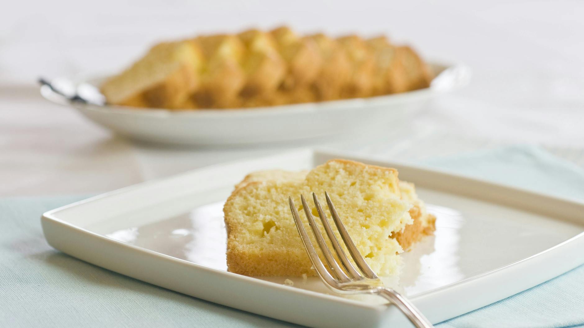 Die Zitrone gibt dem Rührkuchen den Frischekick.