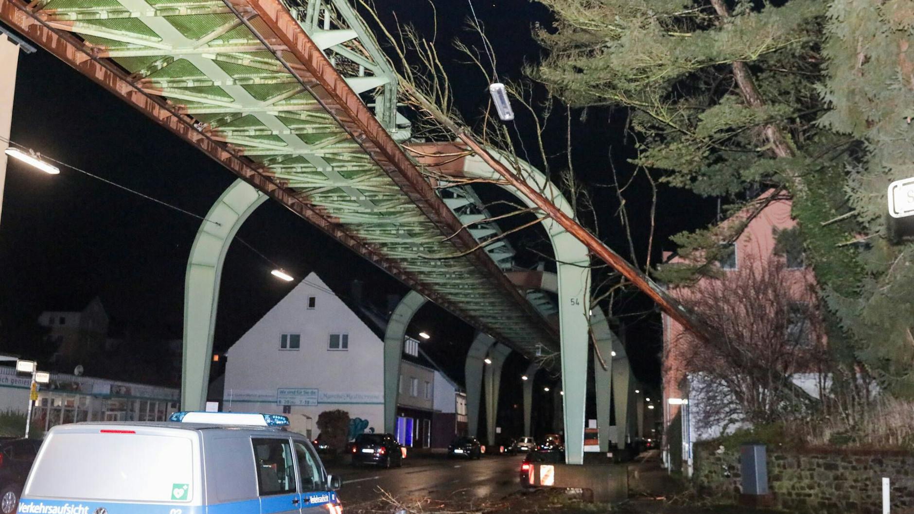 Wuppertal: Im Sturm war bereits am Donnerstag ein Baum auf das Schwebebahngerüst gestürzt.