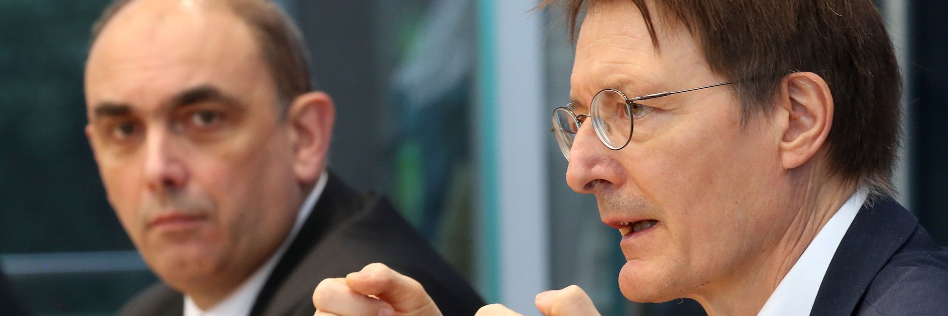 Karl Lauterbach (SPD, r), Bundesgesundheitsminister, und Lars Schaade, Vizepräsident des Robert Koch-Instituts (RKI).