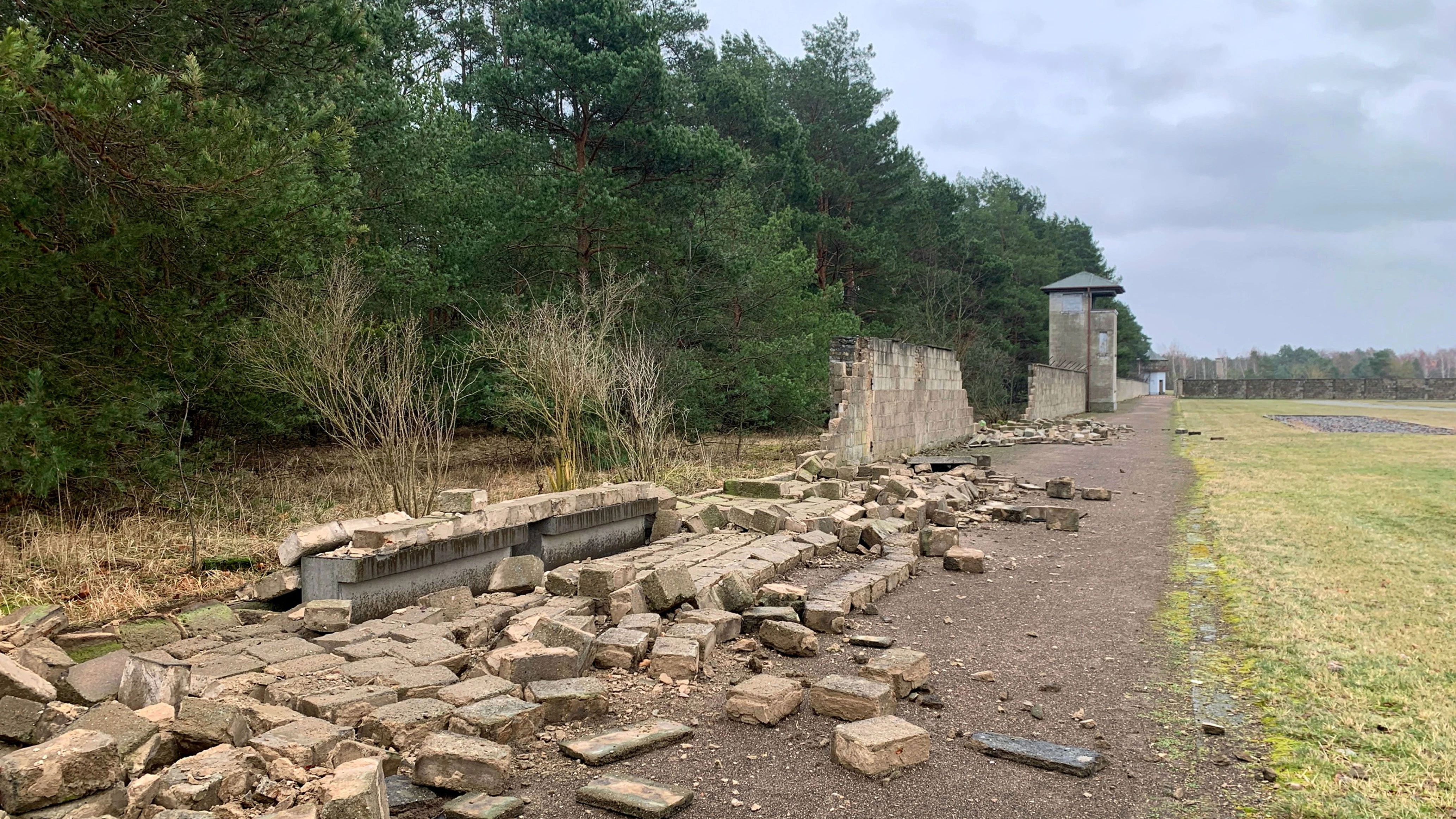 Brandenburg, Sachsenhausen: Sturmtief „Ylenia“ hat in der Nacht zum Donnerstag Teile der östlichen Lagermauer in der Gedenkstätte Sachsenhausen zum Einsturz gebracht.