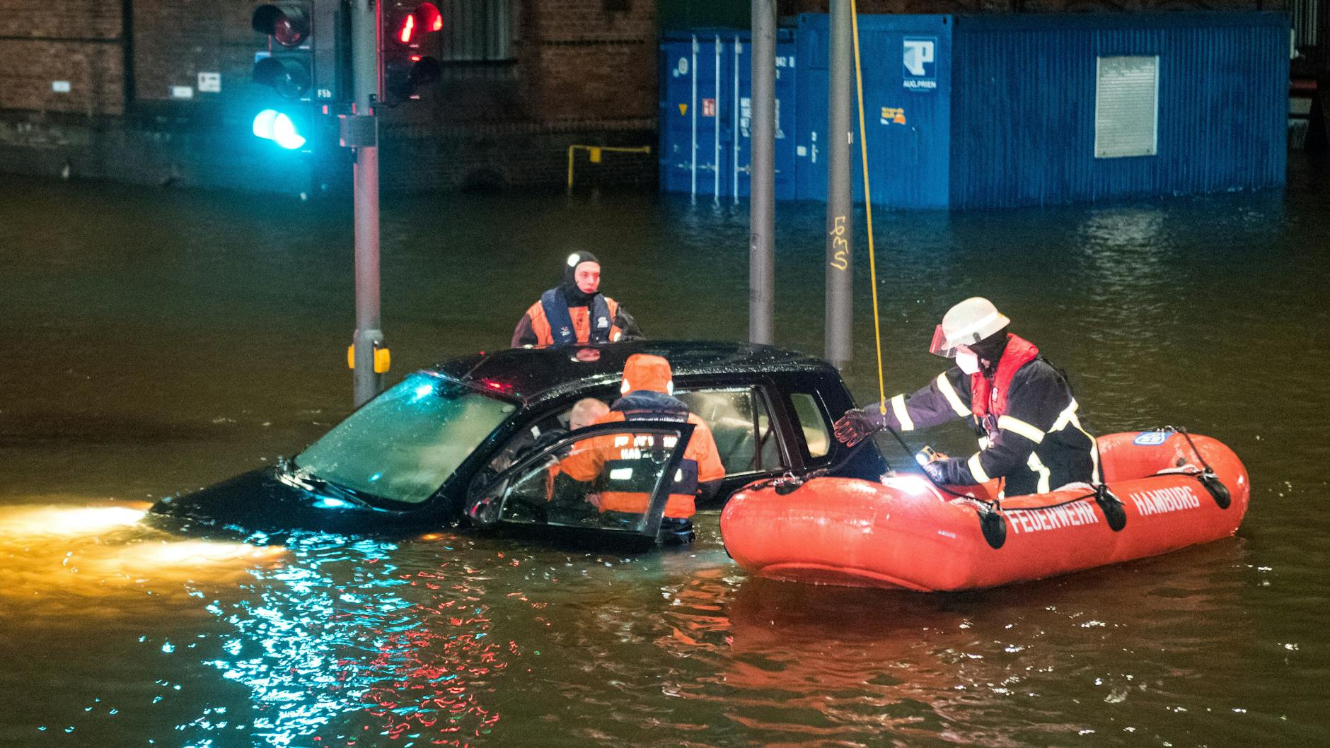 Feuerwehrleute retten in der Hamburger Speicherstadt einen Mann aus seinem Auto, der zuvor versehentlich in das Wasser gefahren war.