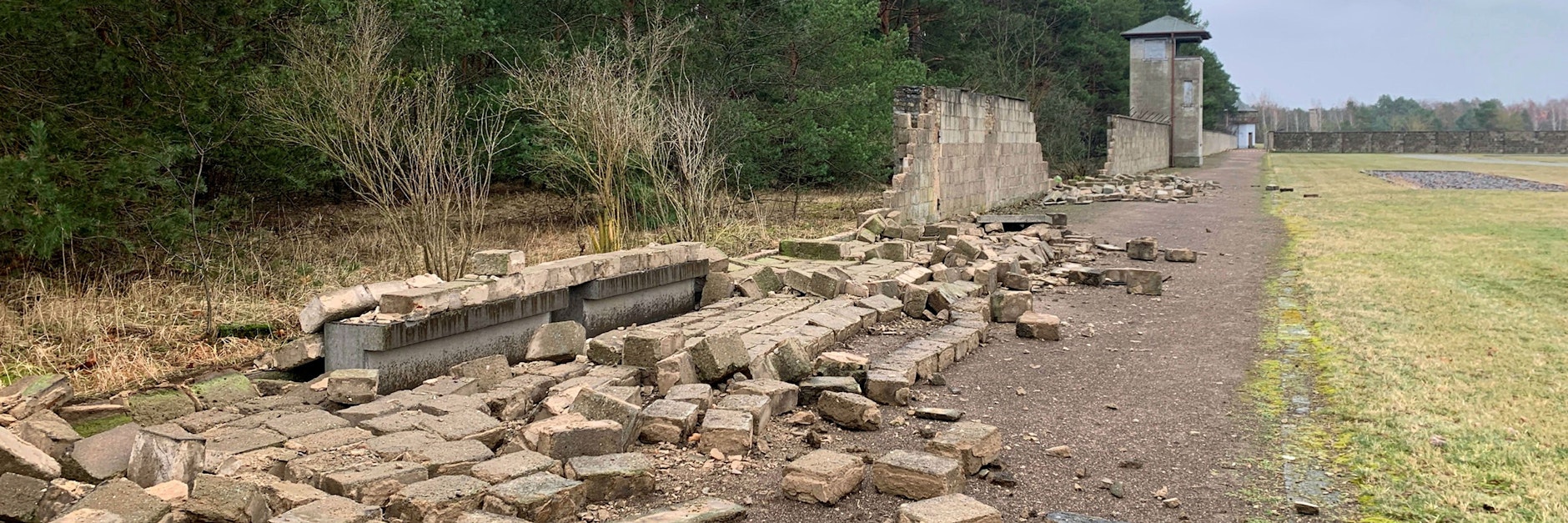 Teile der östlichen Lagermauer in der KZ-Gedenkstätte Sachsenhausen wurden durch die Stürme „Ylenia“ und „Zeynep“ umgeweht.