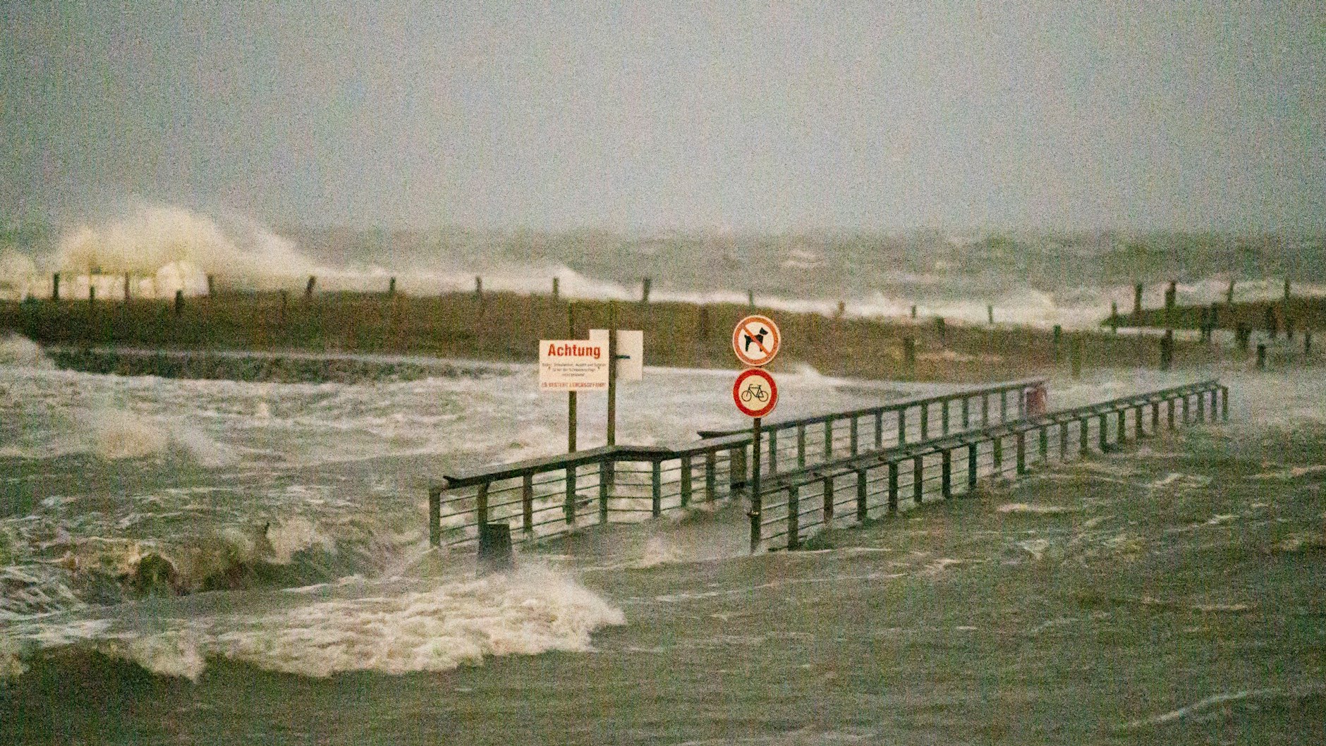 Ein Fußgängerübergang in Büsum wird während des Orkantiefs Zeynep von den Wellen der Nordsee umspült.