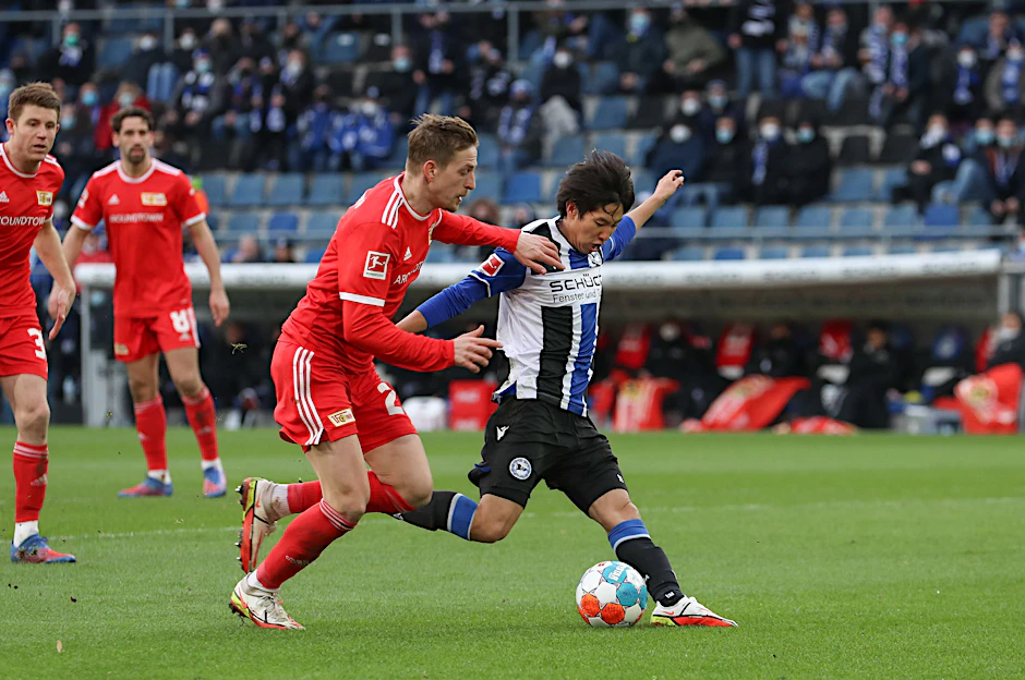 Masaya Okugawa erzielt den Siegtreffer für die Bielefelder. Bastian Oczipka kommt zu spät.