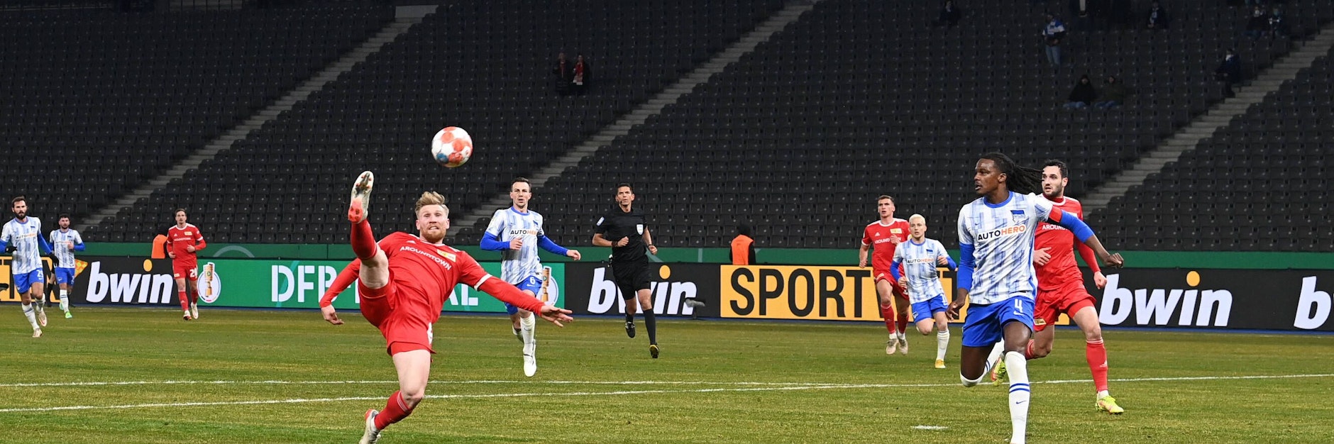 Und hoch das Bein, das Ding muss rein: Unions Andreas Voglsammer erzielt artistisch das 1:0 gegen Hertha BSC beim 3:2-Sieg der Eisernen im Pokal-Achtelfinale.