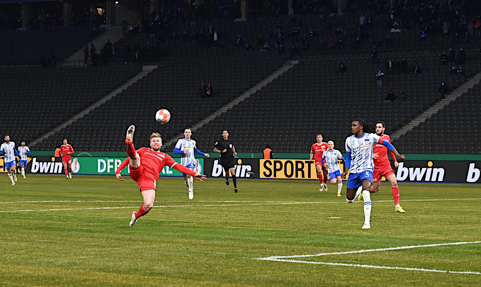 Und hoch das Bein, das Ding muss rein: Unions Andreas Voglsammer erzielt artistisch das 1:0 gegen Hertha BSC beim 3:2-Sieg der Eisernen im Pokal-Achtelfinale.