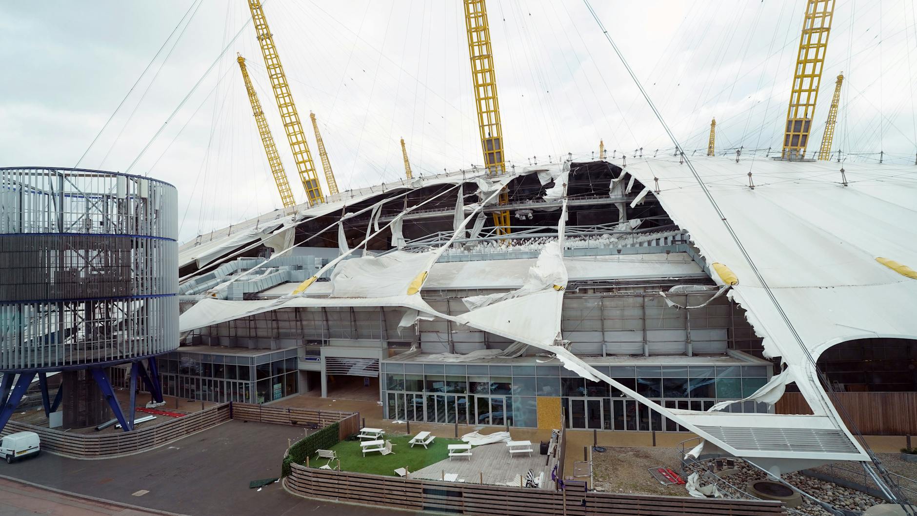 Das Dach der O2 Arena im Südosten Londons wurde durch den Sturm zerstört.