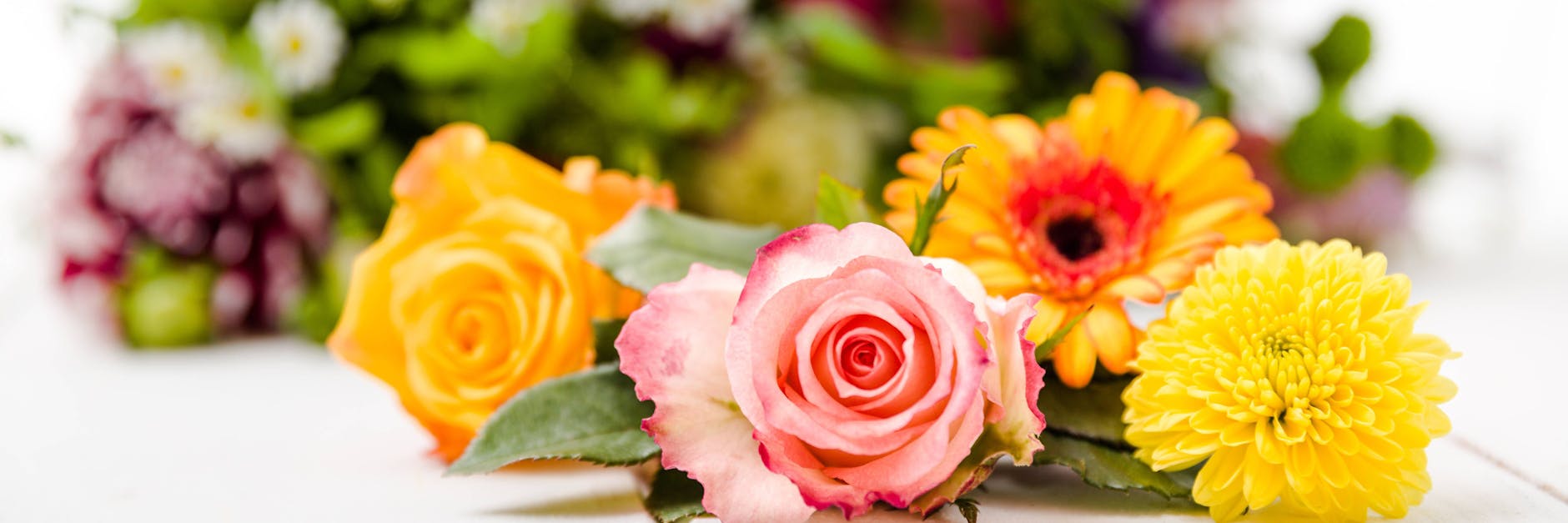 Mit ein paar einfachen Tricks lässt sich jeder Blumenstrauß länger haltbar und frisch machen.