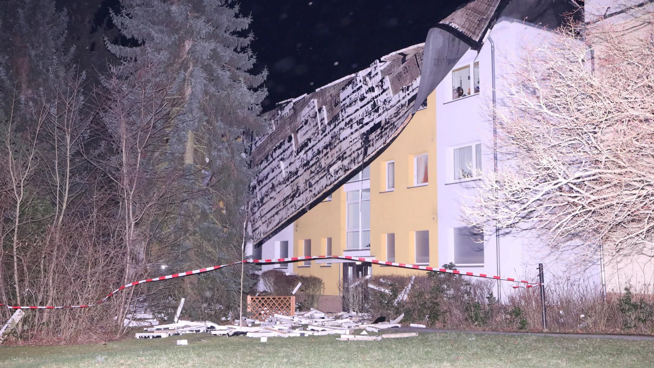 In Berlin-Lichtenrade riss der Sturm ein Hausdach herunter.