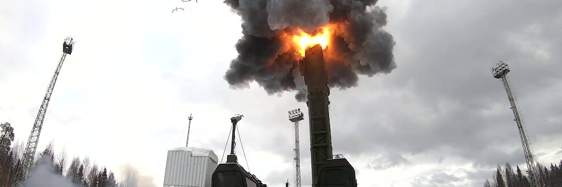 Bei einem Manöver am Samstag wird eine Yars-Interkontinentalrakete abgefeuert, für die Bewaffnung mit einem Nuklearsprengkopf gebaut.