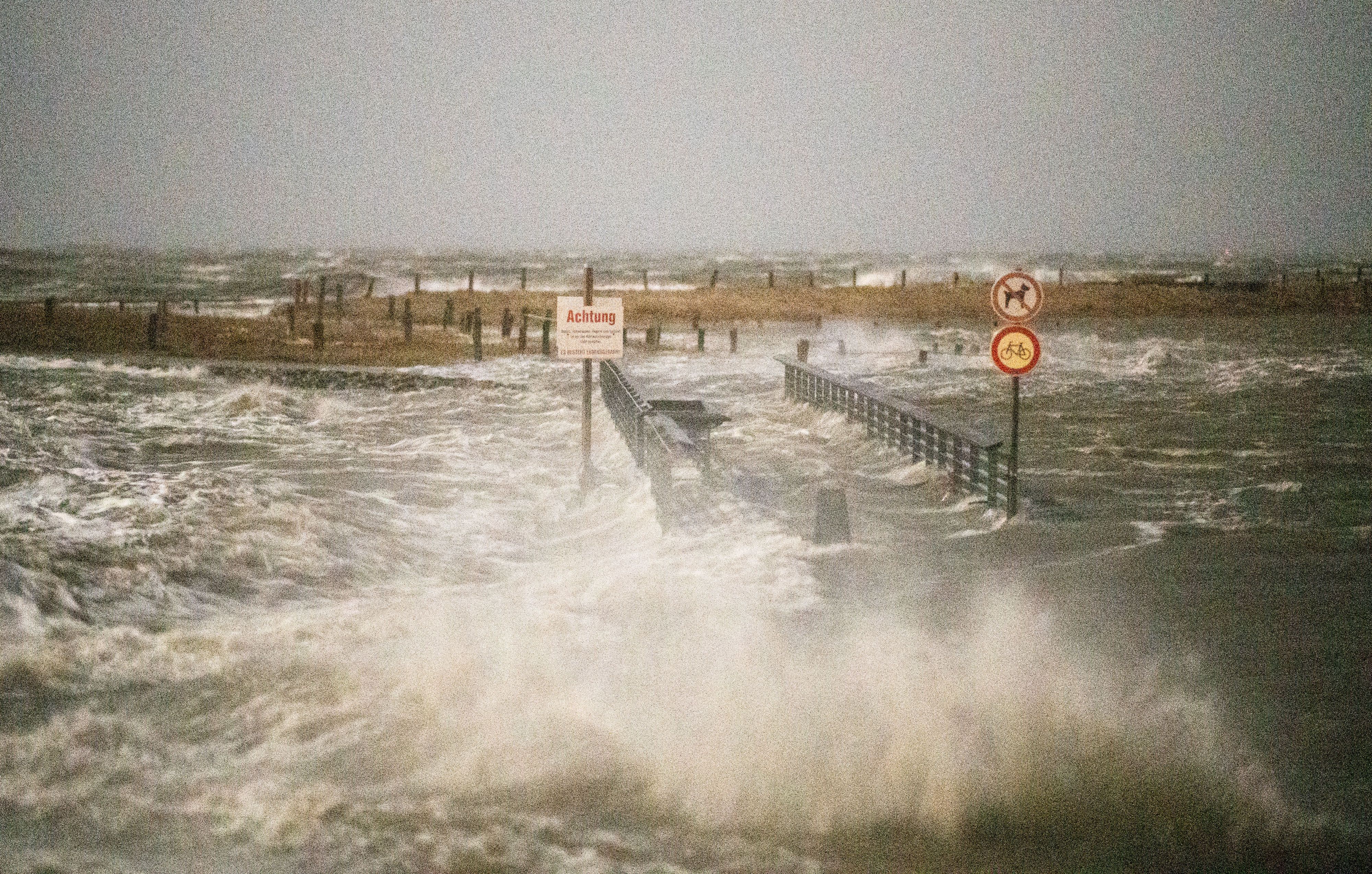Amtliche Warnung vor schweren Sturmböen: Neuer Orkan „Antonia“ im Anzug, Regionalverkehr in Berlin und Brandenburg wird komplett eingestellt!