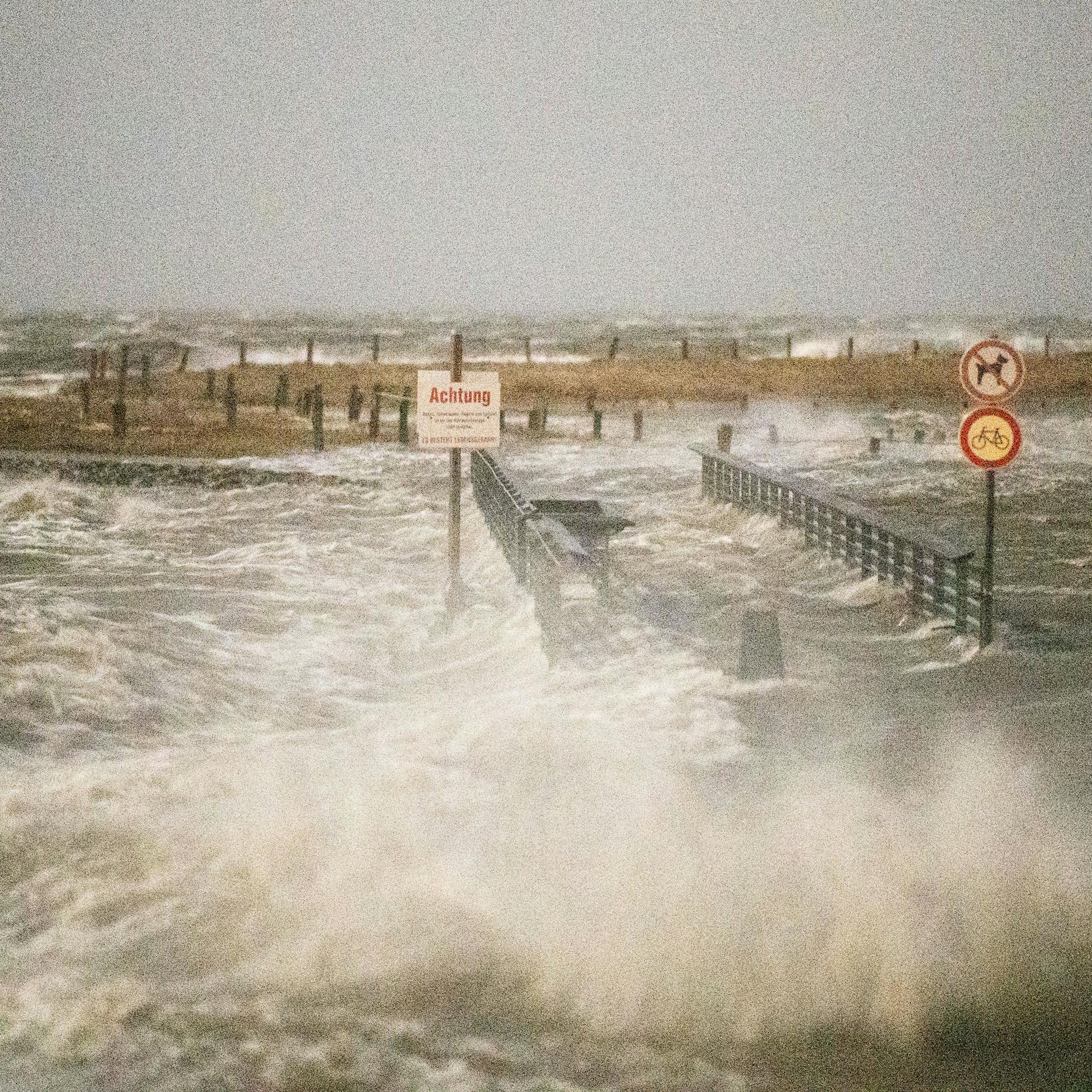 Amtliche Warnung vor schweren Sturmböen: Neuer Orkan „Antonia“ im Anzug, Regionalverkehr in Berlin und Brandenburg wird komplett eingestellt!