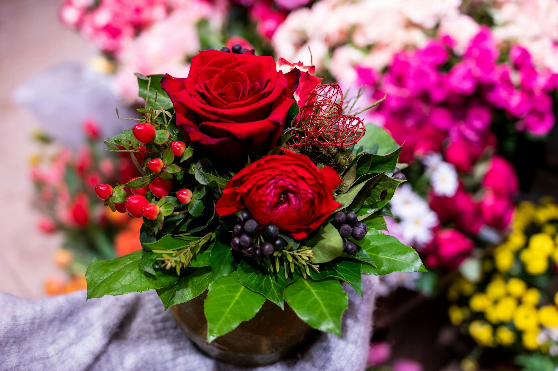 Mit ein paar einfachen Tricks lässt sich jeder Blumenstrauß länger haltbar und frisch machen.