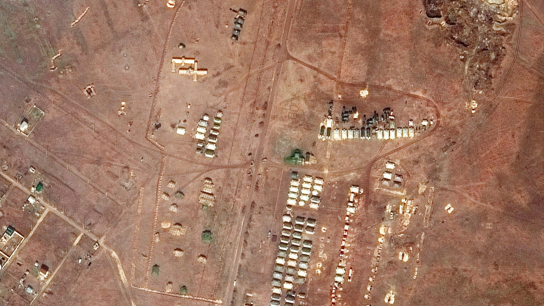 Aktuelle Satellitenbilder zeigen, dass die russischen Truppen bisher nicht abgezogen sind. Hier in Novoozernoye auf der Krim.