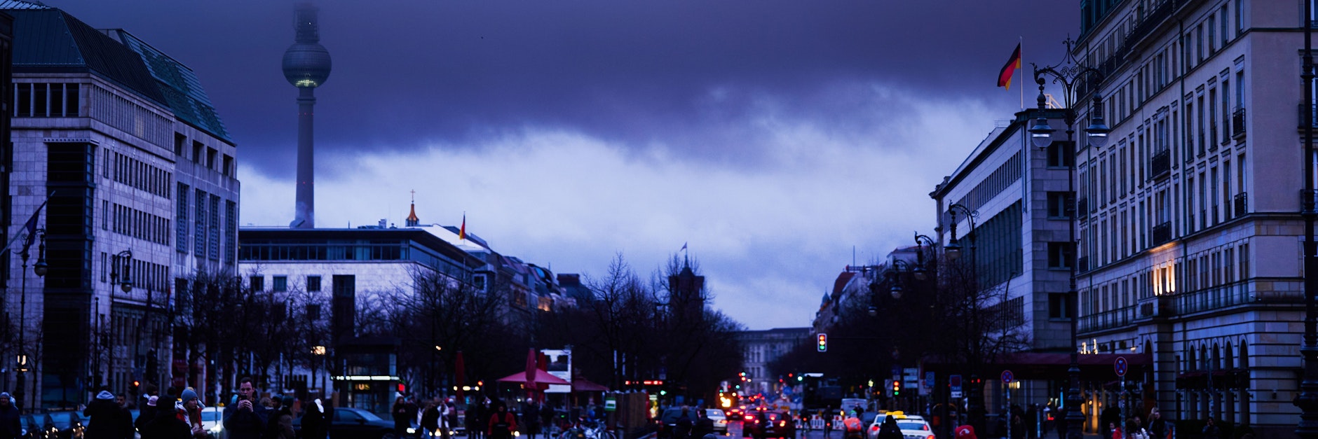 Über dem Berliner Fernsehturm hängen dicke Wolken. Auch in den kommenden Tagen beruhigt sich das Wetter nicht.