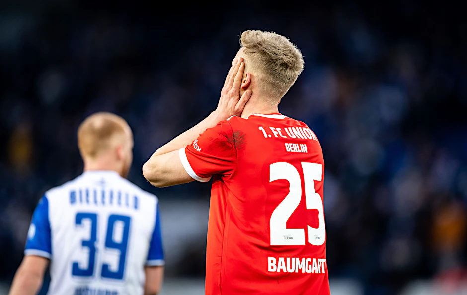 Frust pur bei Timo Baumgartl und den eisernen Kollegen. In Bielefeld gab es die dritte Niederlage in Folge.