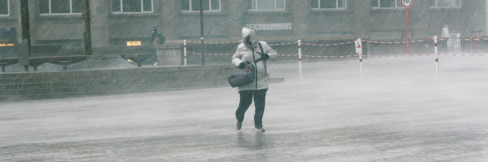 Wind und Starkregen auf der Domplatte in Köln.