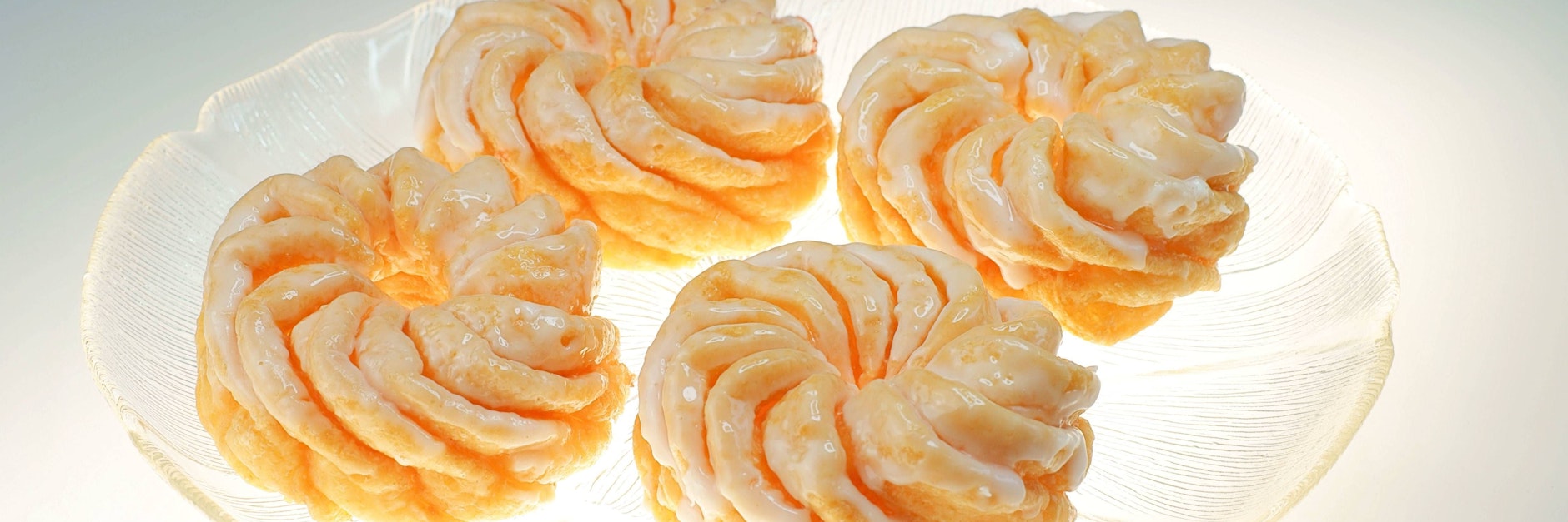 Die kringelförmigen Gebäckstücke sind sehr weich und luftig wie eine Wolke.