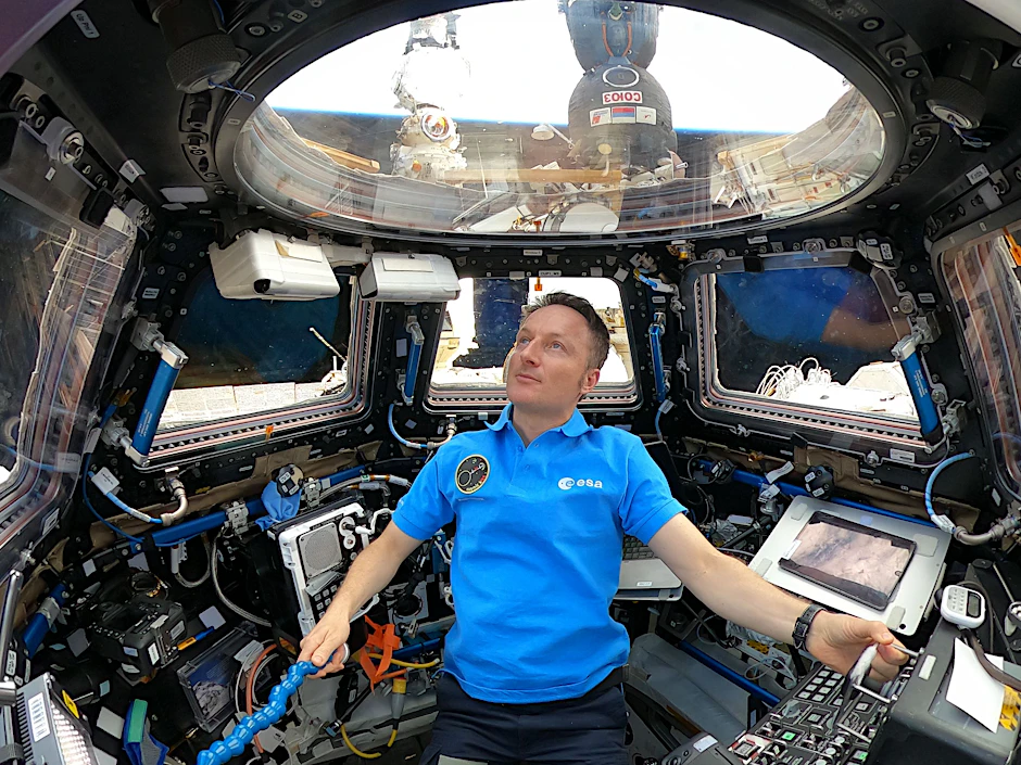 Astronaut Matthias Maurer blickt von der Kuppel der Internationalen Raumstation ISS auf die Erde.