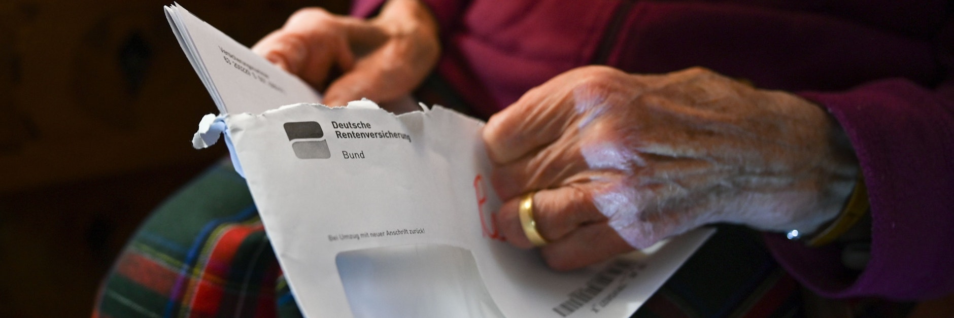 Rund 185.000 Senioren mussten 2021 in Brandenburg mit weniger als 1200 Euro pro Monat auskommen.