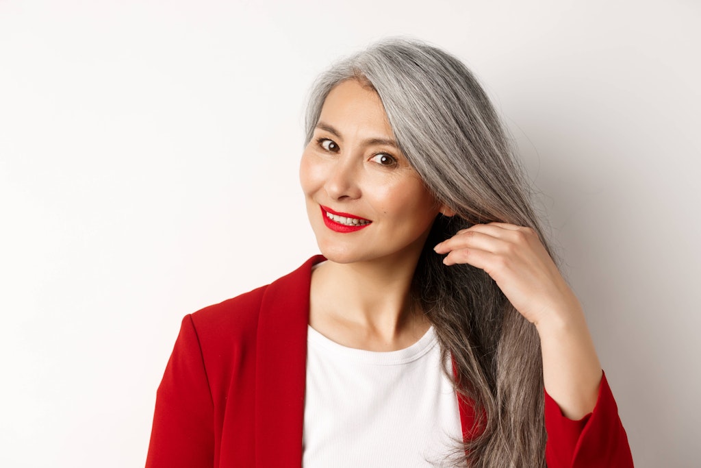 Graue Haare rauswachsen lassen Die besten Tipps für Übergang, Pflege und Styling