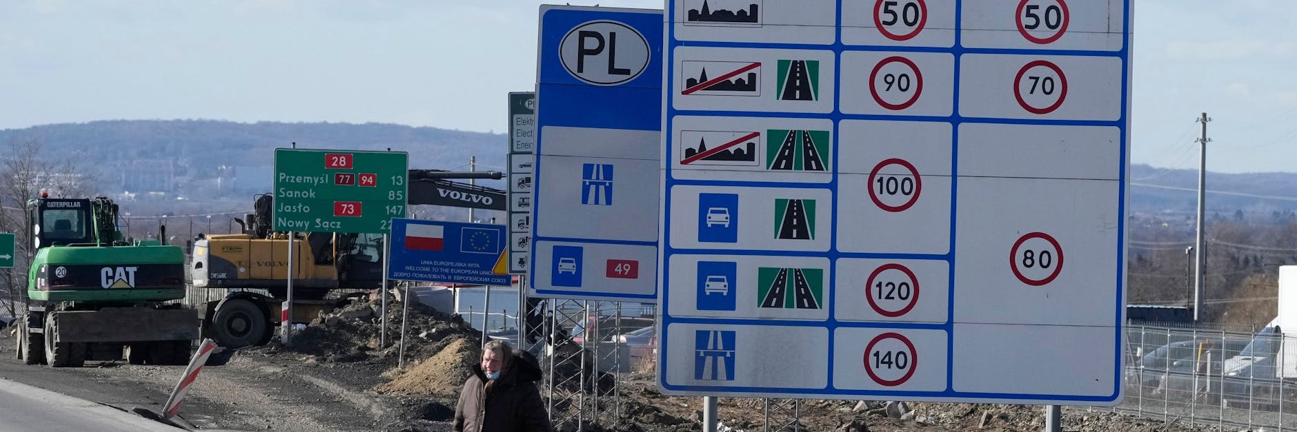 Eine Frau steht auf einer Straße in der Nähe eines Grenzübergangs zwischen Polen und der Ukraine. Die EU bereitet sich für den Fall eines russischen Angriffes auf einen möglichen Zustrom von Kriegsflüchtlingen vor.