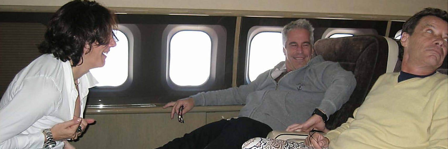 Jeffrey Epstein (Mitte) zusammen mit dem Model-Agent Jean-Luc Brunel und Ghislaine Maxwell.