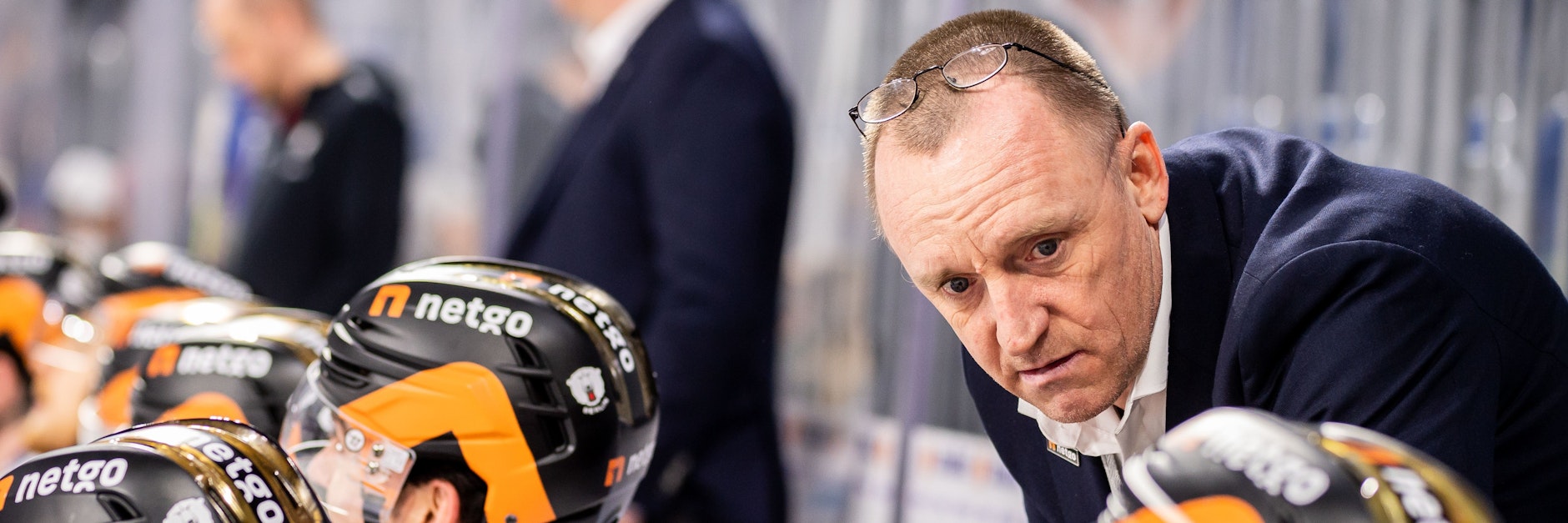 Co-Trainer Craig Streu ist nicht nur während des Spiels für die Eisbären-Profis da, er hilft auch gern nach den offiziellen Übungseinheiten bei Extraschichten mit.