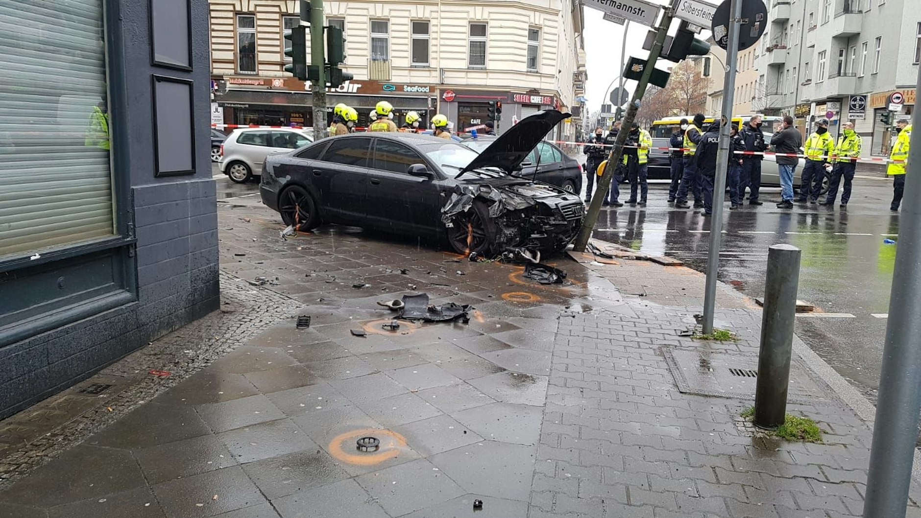 Die Beine von Renate Kämpf wurden unter dem Audi zermalmt.