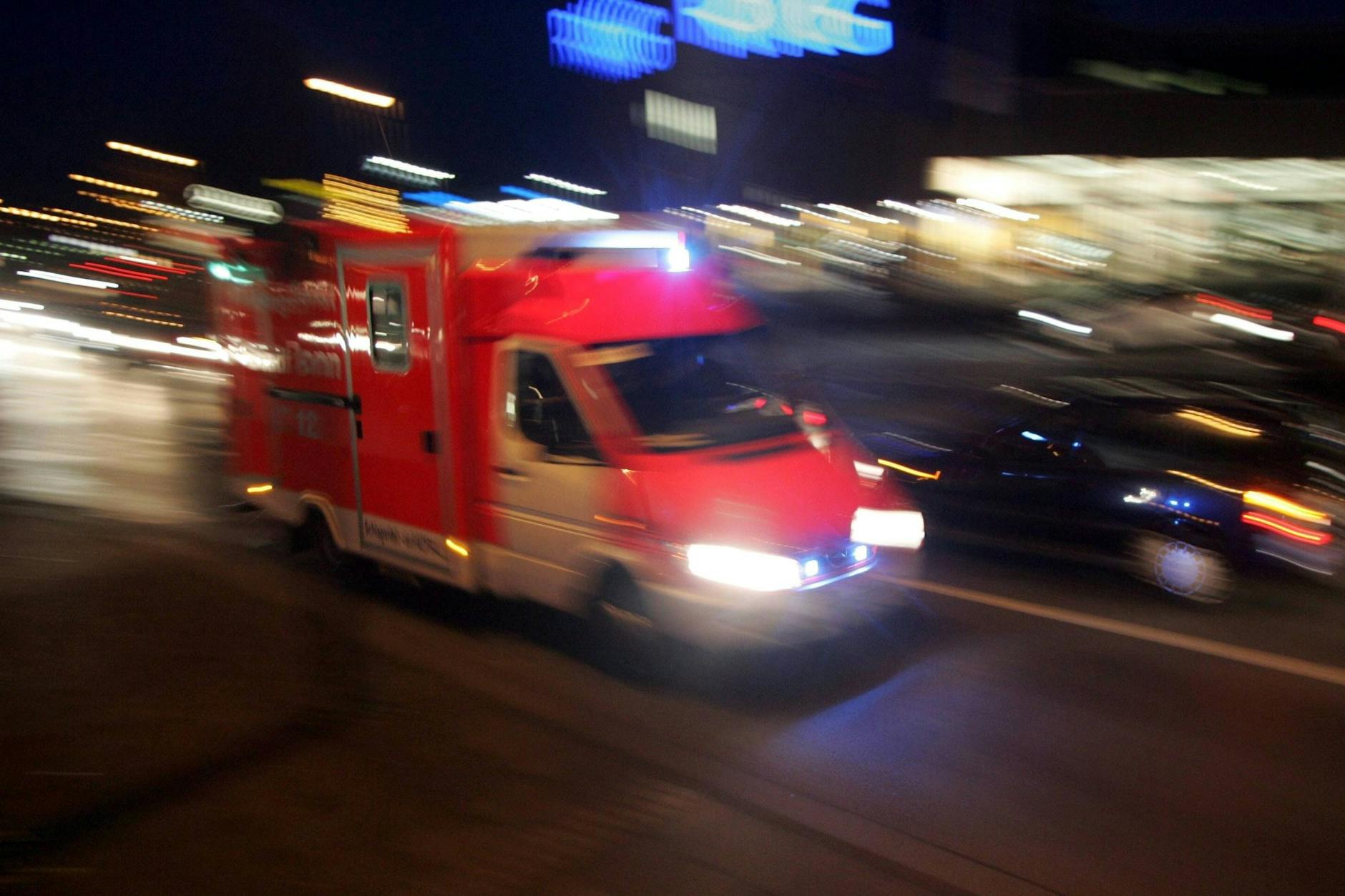 In Berlin ist ein 27-Jähriger bei einem Raubüberfall in der Nacht verletzt worden.