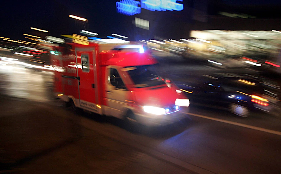 In Berlin ist ein 27-Jähriger bei einem Raubüberfall in der Nacht verletzt worden.