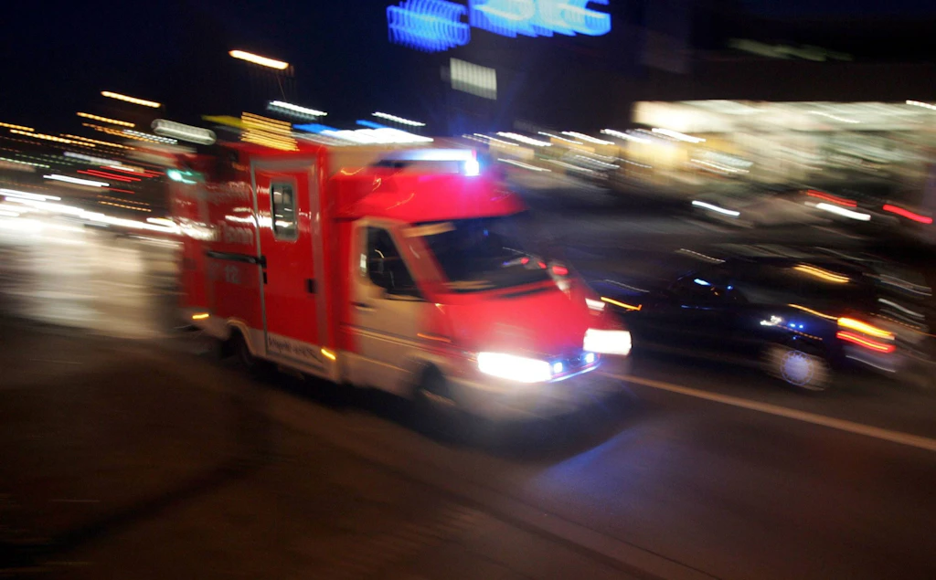In Berlin ist ein 27-Jähriger bei einem Raubüberfall in der Nacht verletzt worden.