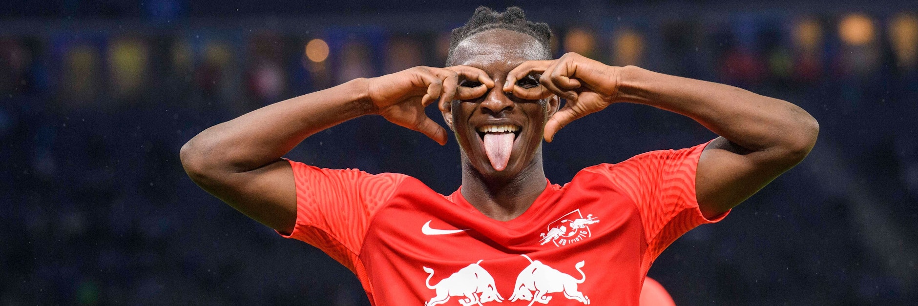 Leipzigs Amadou Haidara streckt die Zunge raus und jubelt mit Brillenpose. Er schenkte Hertha den 50. Gegentreffer der Saison ein.