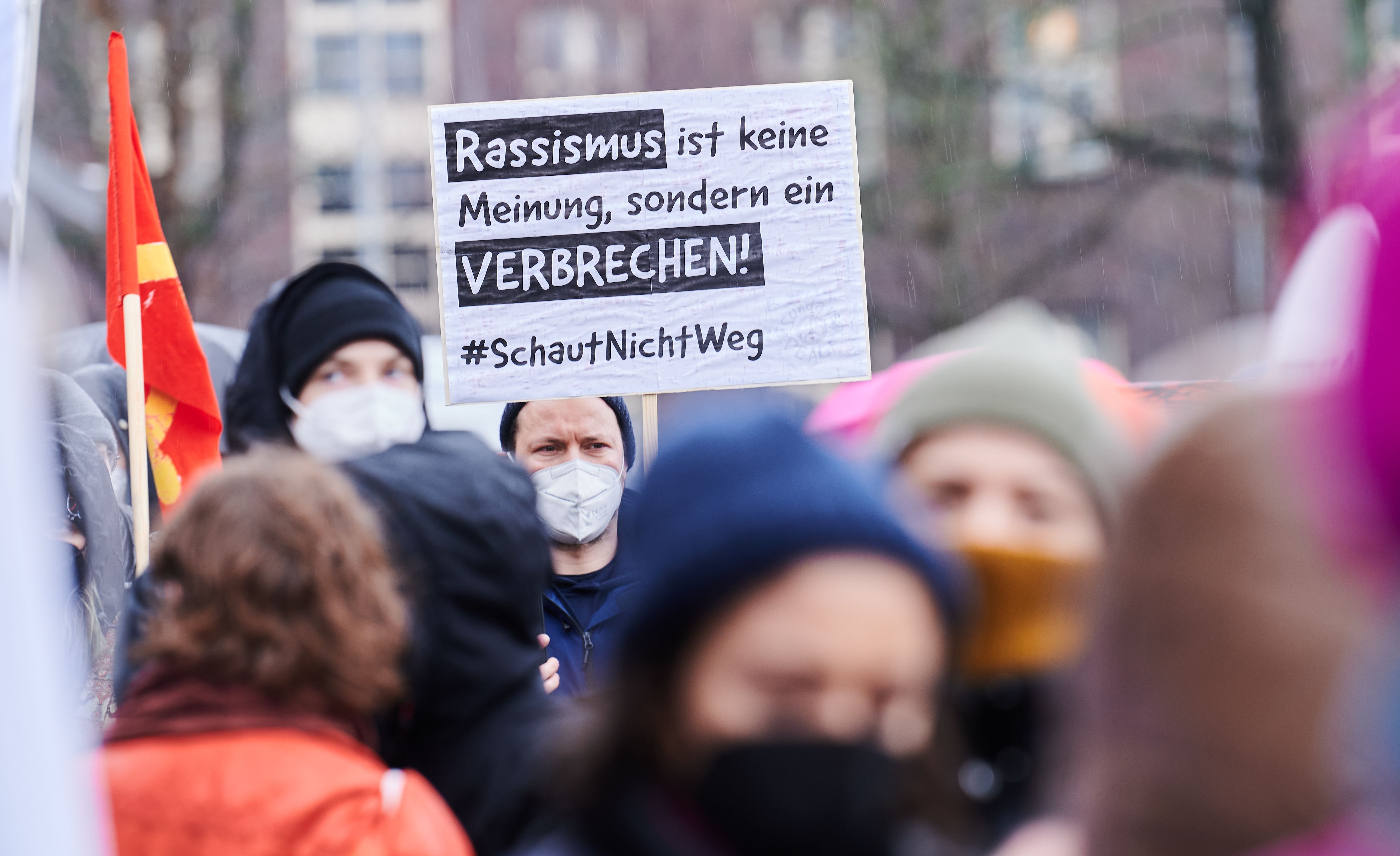 Berlin: Hunderte Menschen Bei Demo Nach Rassistischem Angriff Auf 17 ...