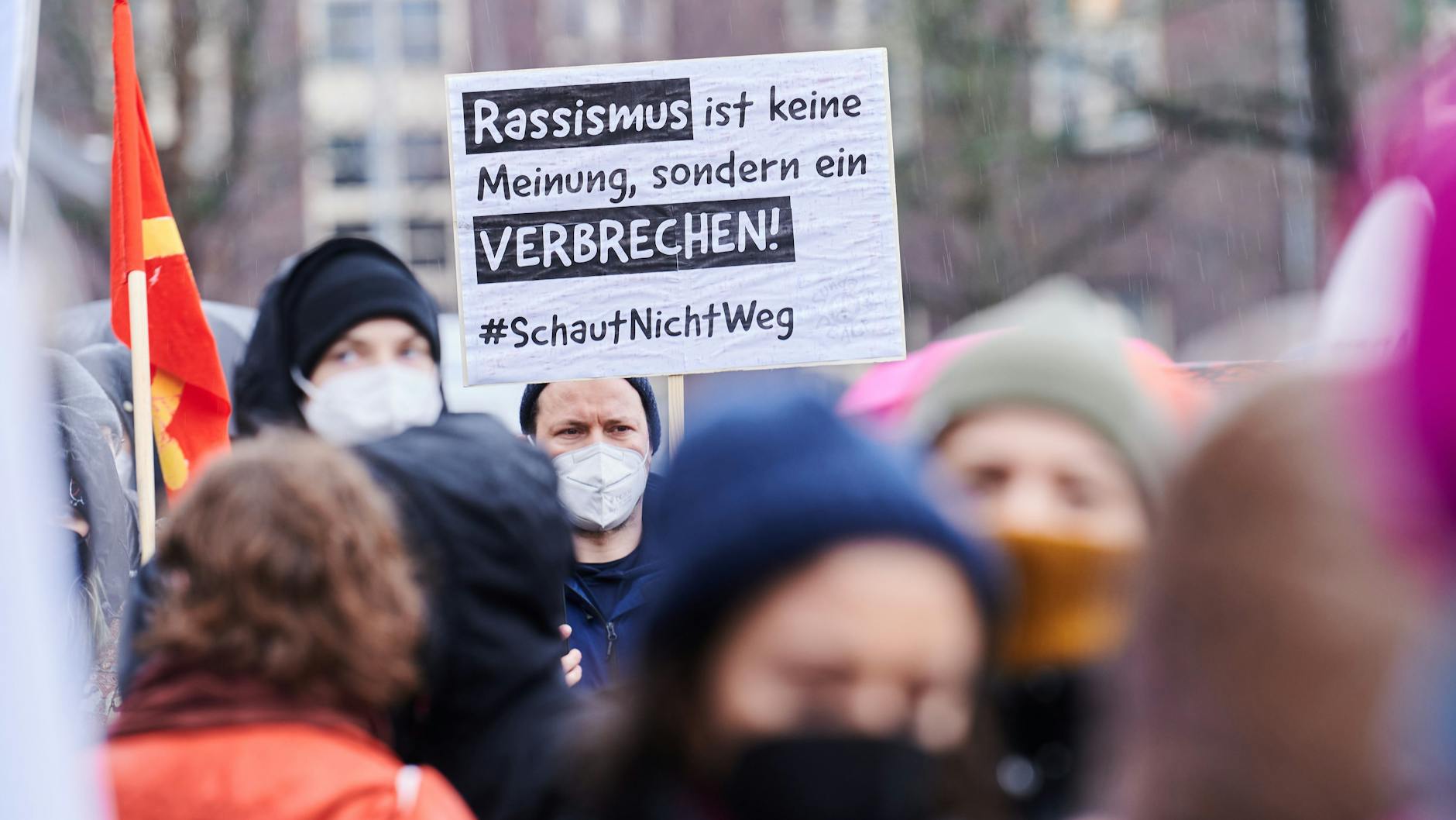 Teilnehmer einer Demonstration gegen Rassismus am Sonntag.