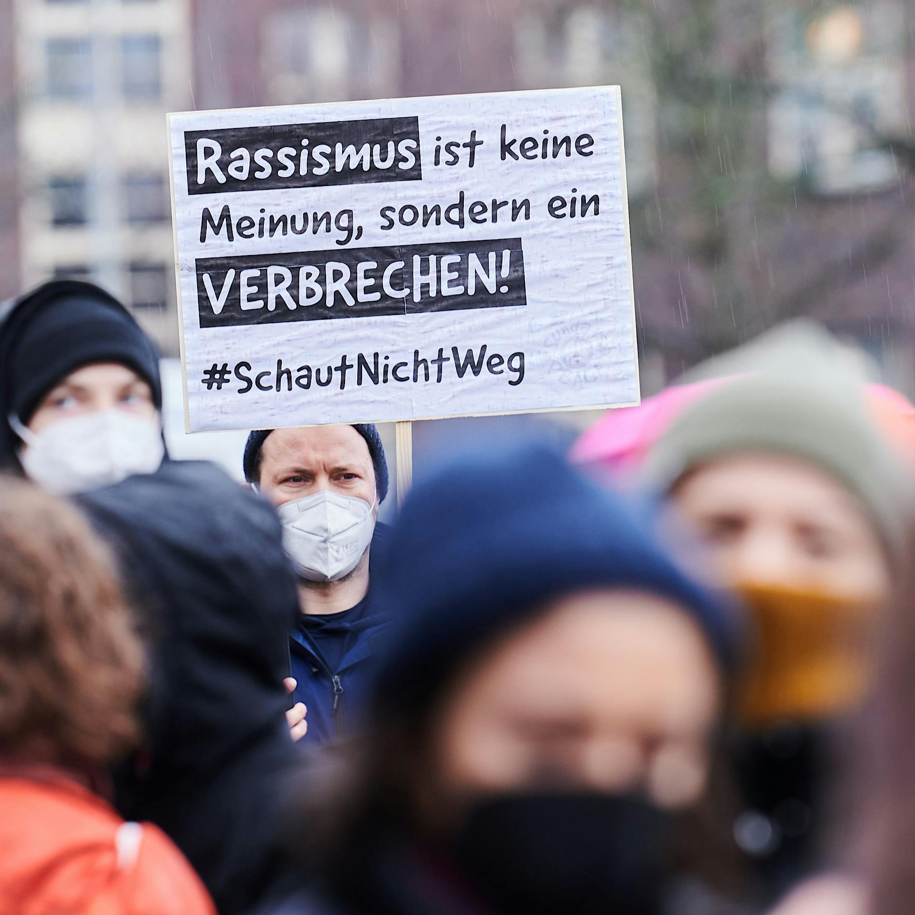 Berlin: Hunderte Menschen bei Demo nach rassistischem Angriff auf 17-Jährige
