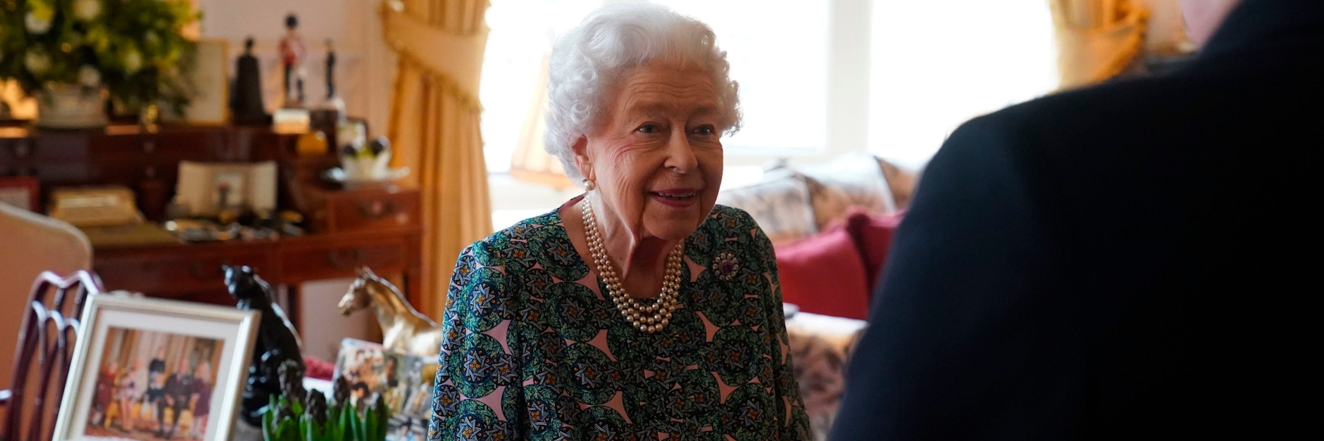 Queen Elizabeth II ist mit dem Coronavirus infiziert. eve Parsons, Pool via AP)