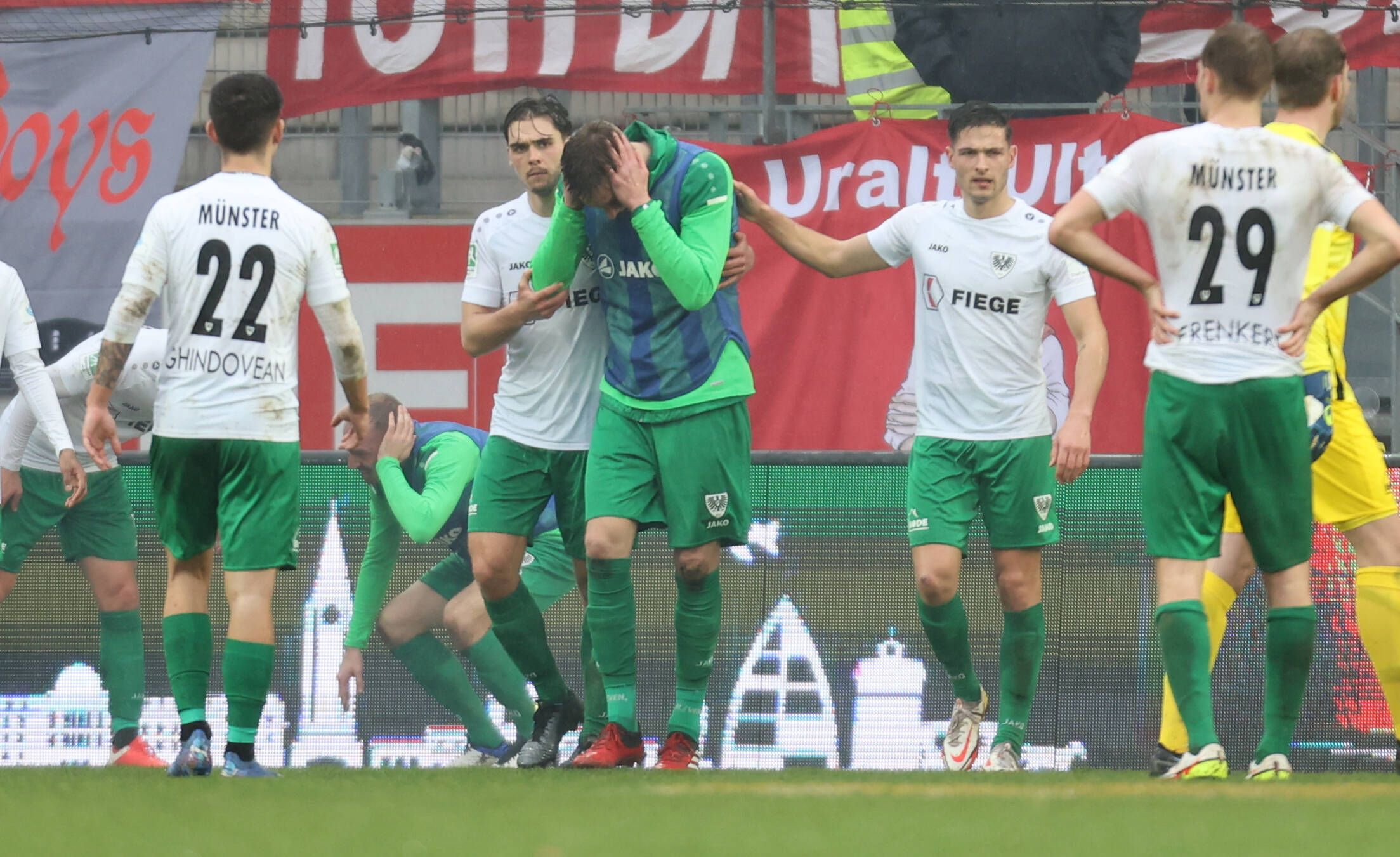 Knalltrauma nach Böllerwurf! Chaoten sorgen für Spielabbruch, mehrere Spieler verletzt