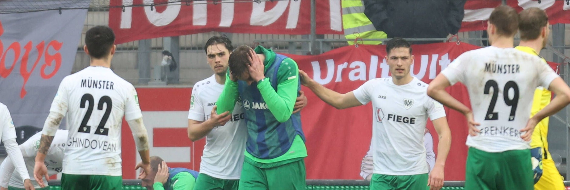 Gleich mehrere Kicker von Preußen Münster wurden in Essen von einem Böller verletzt. Nun wurde der Täter zu einer Haftstrafe verurteilt. 