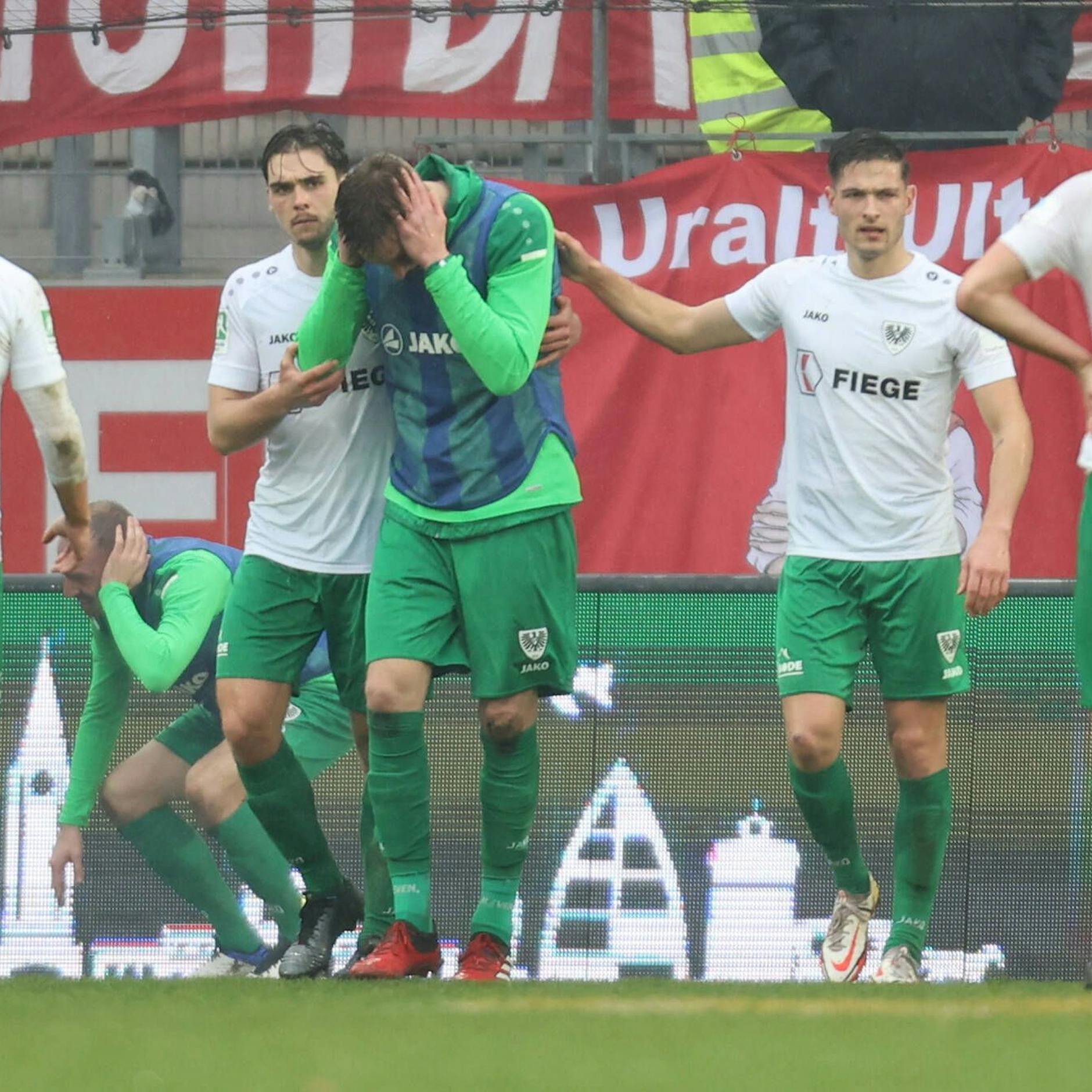 Knalltrauma nach Böllerwurf! Chaoten sorgen für Spielabbruch, mehrere Spieler verletzt