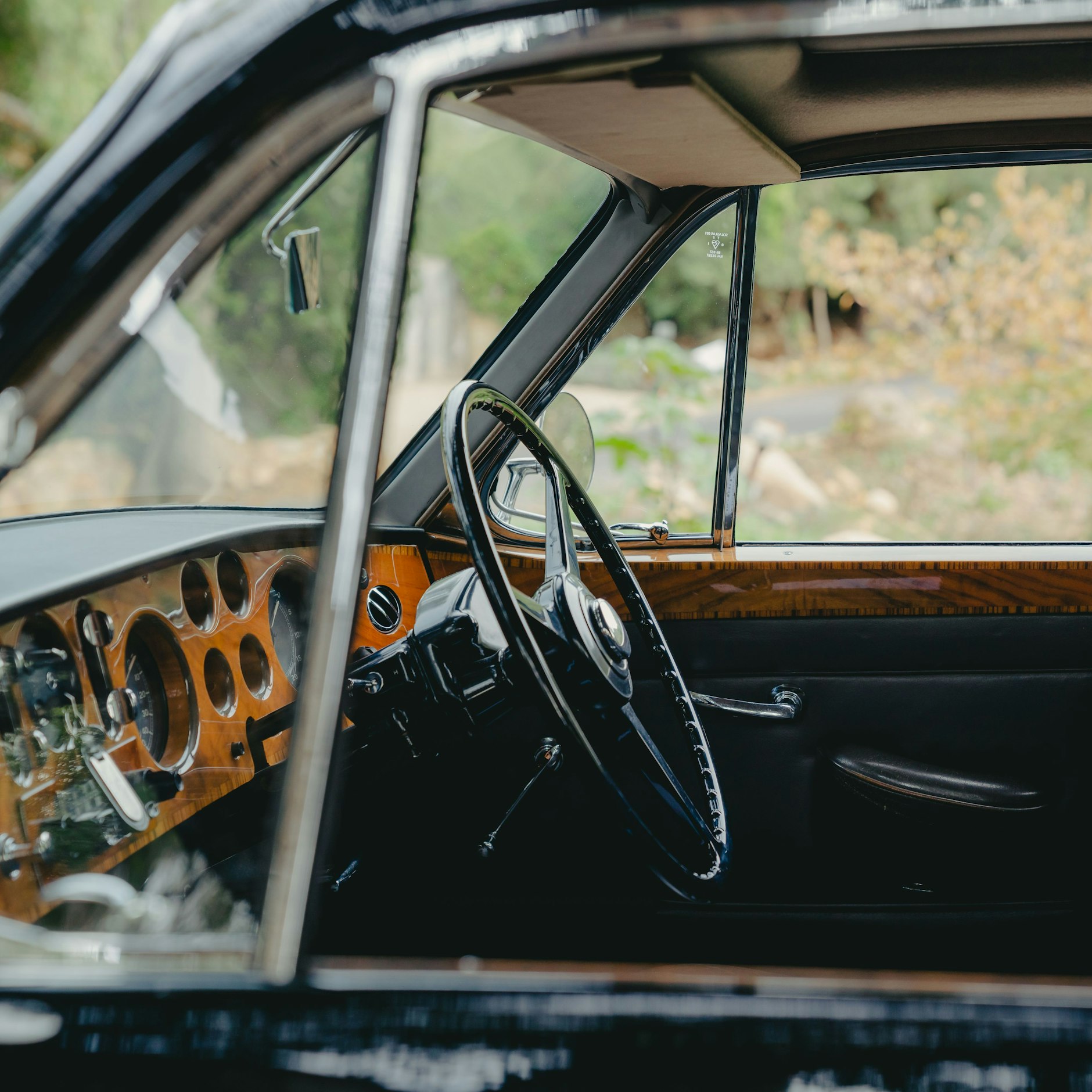 Warum heißt das Armaturenbrett eigentlich so? Bei diesem Anblick dürfte sich das «Brett» im Wort von selbst erklären.