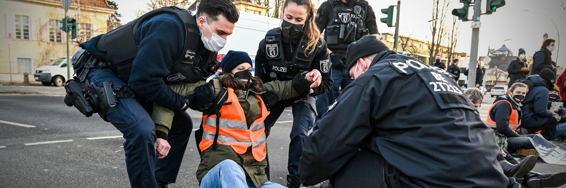 Aktivisten klebten sich auf die Autobahn-Fahrbahn und blockierten den Berufsverkehr.